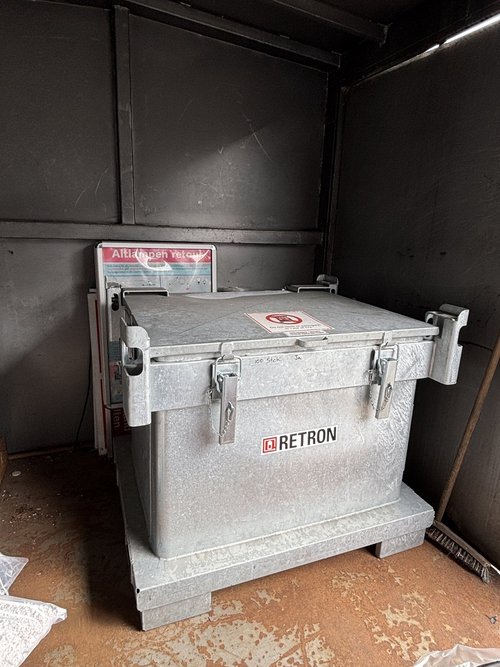 Man sieht einen großen Container aus Metall.