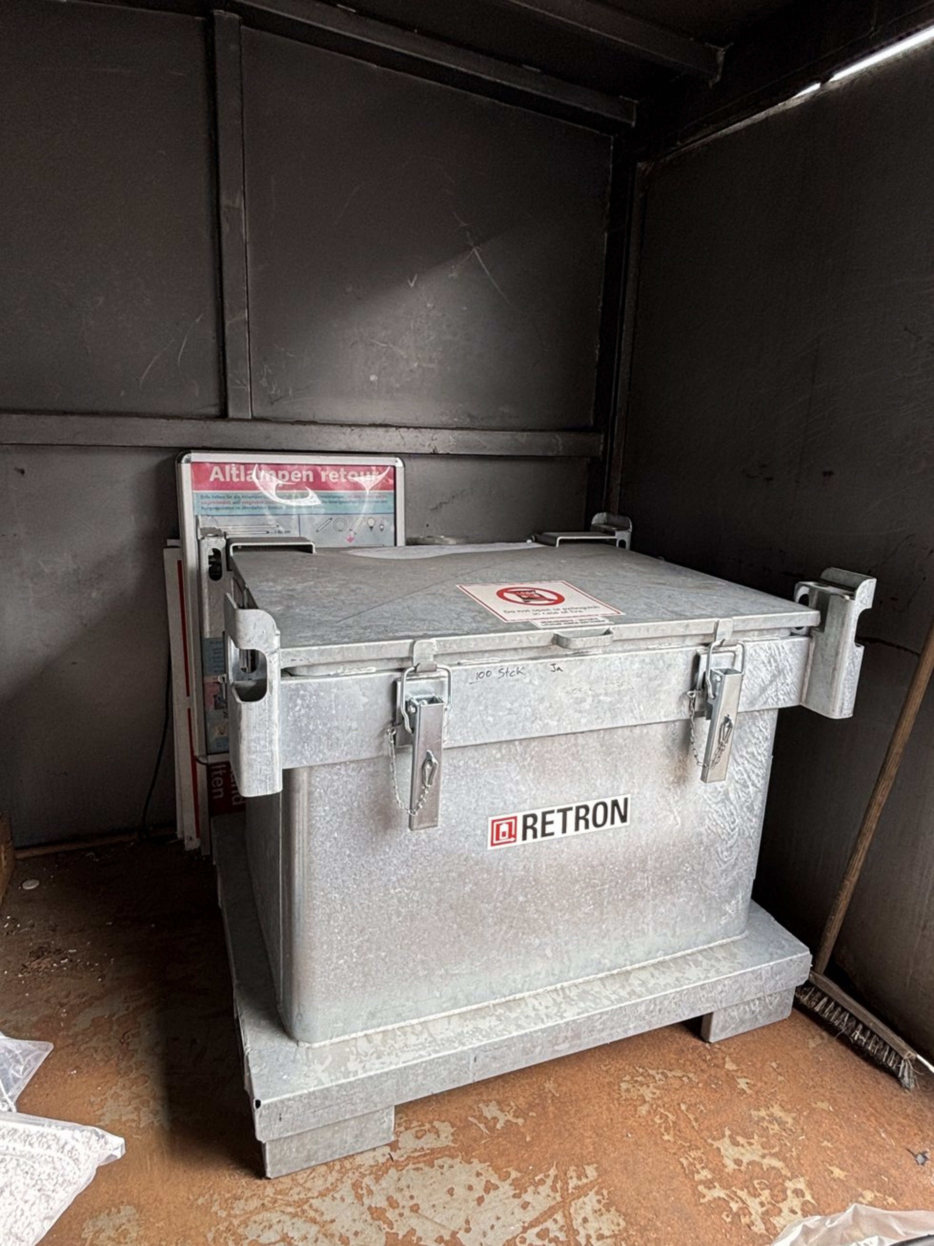 Man sieht einen großen Container aus Metall.