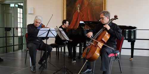 Die drei Musiker des Gelius Trios auf der Bühne der Oranienburg