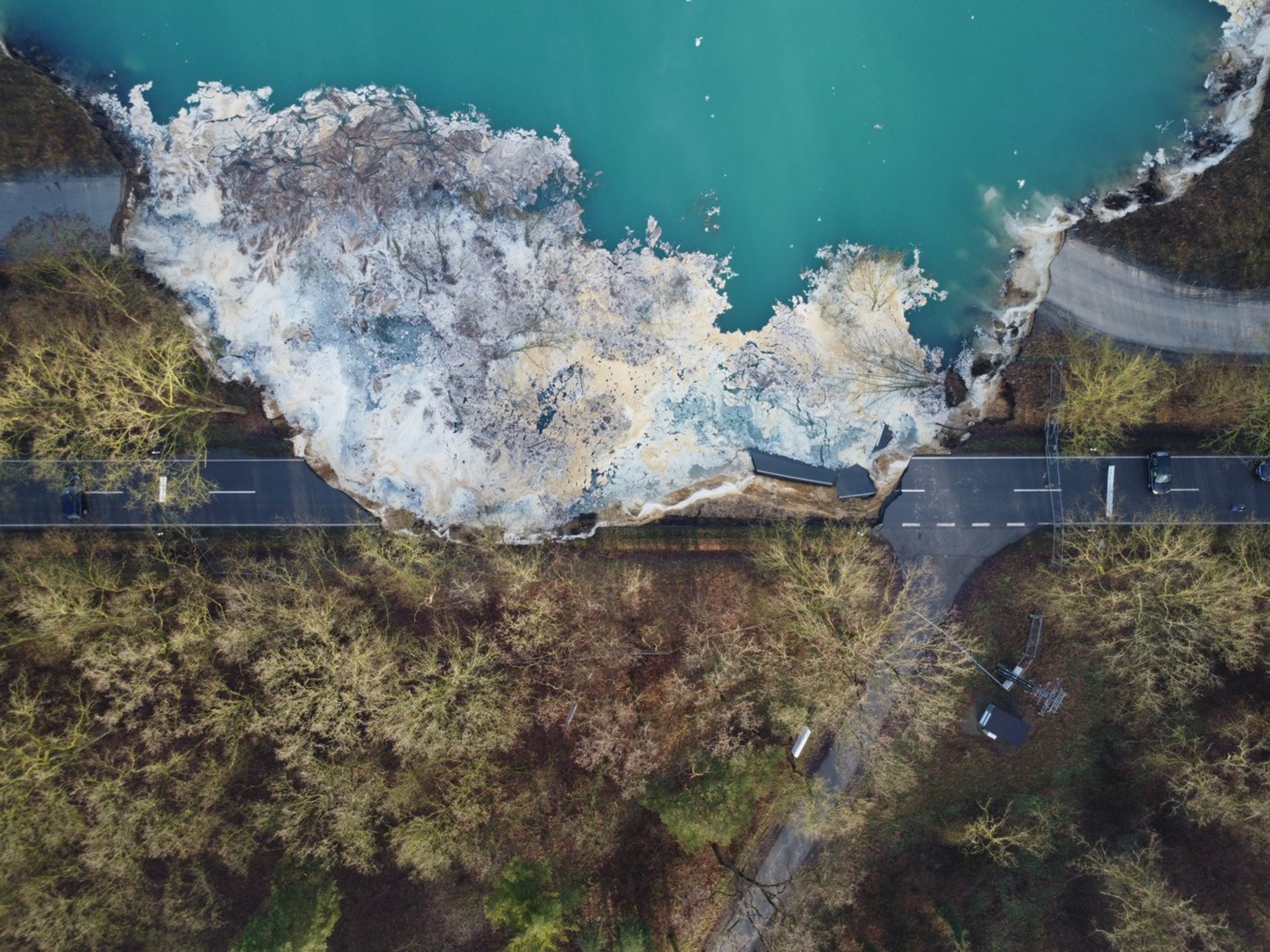 Luftaufnahme: Ein Abschnitt der Kreisstraße 48 ist in eine Quarzgrube abgerutscht, die Fahrbahn ist auf rund 80 Metern zerstört.