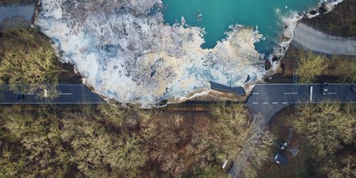 Luftaufnahme: Ein Abschnitt der Kreisstraße 48 ist in eine Quarzgrube abgerutscht, die Fahrbahn ist auf rund 80 Metern zerstört.