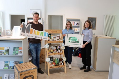 Drei Projektbeteiligte präsentieren das bioregionale Regal der Öko-Modellregion Münsterland in der Touristinformation des Lüdinghausen Marketing e.V. 