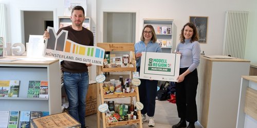 Drei Projektbeteiligte präsentieren das bioregionale Regal der Öko-Modellregion Münsterland in der Touristinformation des Lüdinghausen Marketing e.V. 