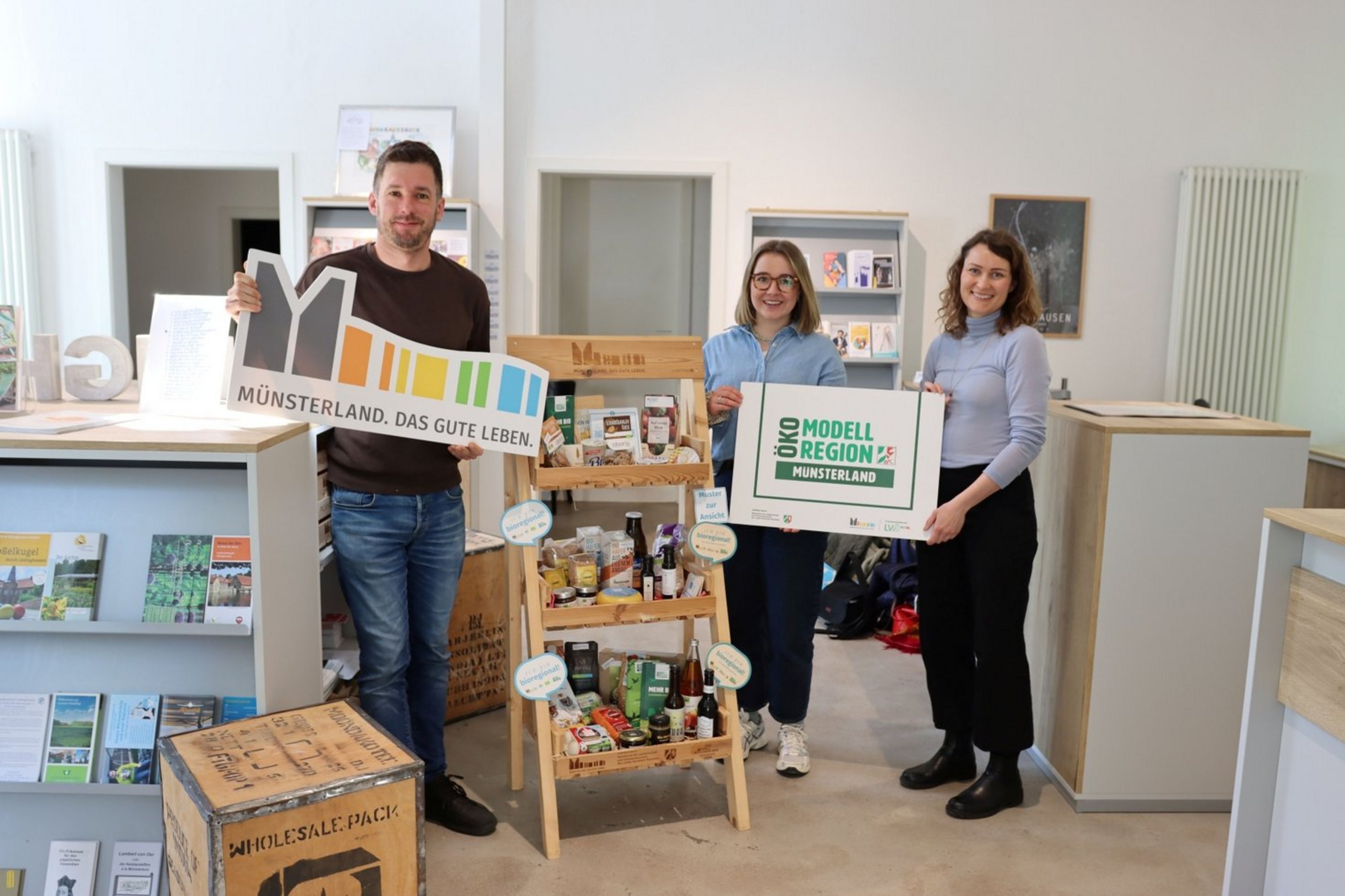 Drei Projektbeteiligte präsentieren das bioregionale Regal der Öko-Modellregion Münsterland in der Touristinformation des Lüdinghausen Marketing e.V. 
