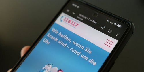 Auf einem Mobiltelefon ist die Website des Patientenservice 116 117 geöffnet.