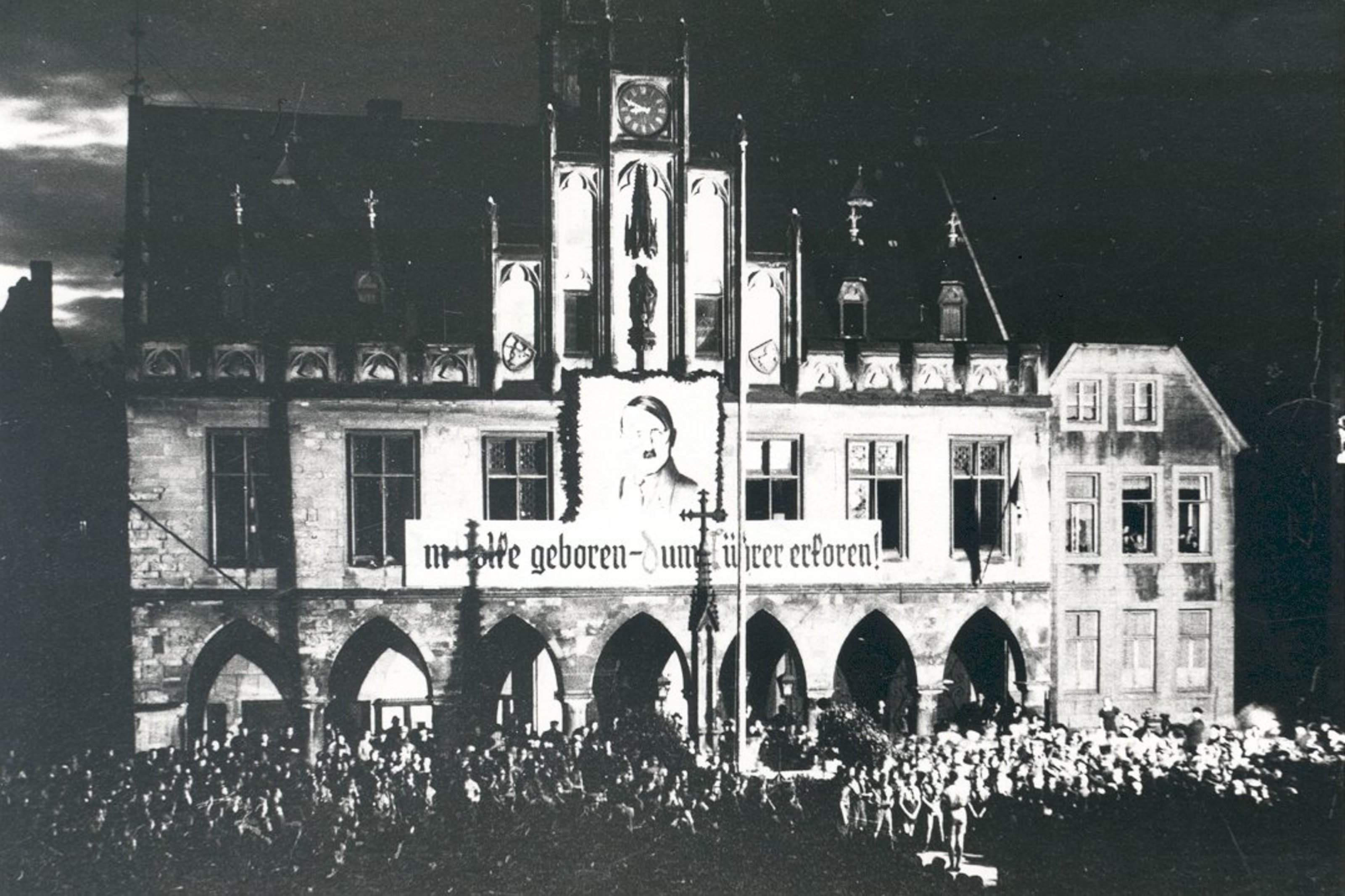 Coesfeld: Huldigung vor dem Rathaus, 10. August 1934. Fotograf: Dr. W. Vaitikunas, StadtA Coe Sammlung Bernd Borgert, Sign.: C 07.01.4206.