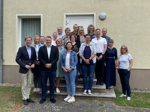 Gruppenfoto mit Landrat Dr. Christian Schulze Pellengahr und Landrat Ralf Reinhardt bei der Führungskräftetagung des Partnerkreises Ostprignitz-Ruppin.