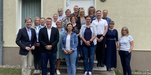 Gruppenfoto mit Landrat Dr. Christian Schulze Pellengahr und Landrat Ralf Reinhardt bei der Führungskräftetagung des Partnerkreises Ostprignitz-Ruppin.