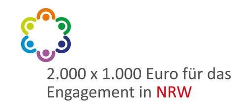 Logo des Förderprogramms „2.000 x 1.000 Euro für das Engagement in NRW“. Oben befindet sich ein kreisförmiges Symbol aus sechs stilisierten, bunten Figuren in verschiedenen Farben (Grün, Orange, Blau, Violett), die sich an den Händen halten. Darunter steht in grauer und roter Schrift: „2.000 x 1.000 Euro für das Engagement in NRW“, wobei „NRW“ in Rot hervorgehoben ist.