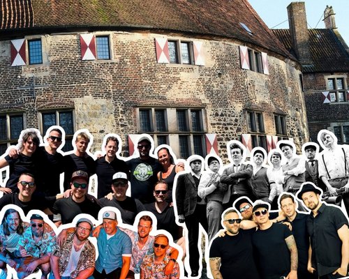 Eine Fotocollage zeigt im Hintergrund ein altes Steingebäude. Davor sind, ausgeschnitten, vier Männer-Gruppen zu sehen.