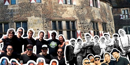 Eine Fotocollage zeigt im Hintergrund ein altes Steingebäude. Davor sind, ausgeschnitten, vier Männer-Gruppen zu sehen.