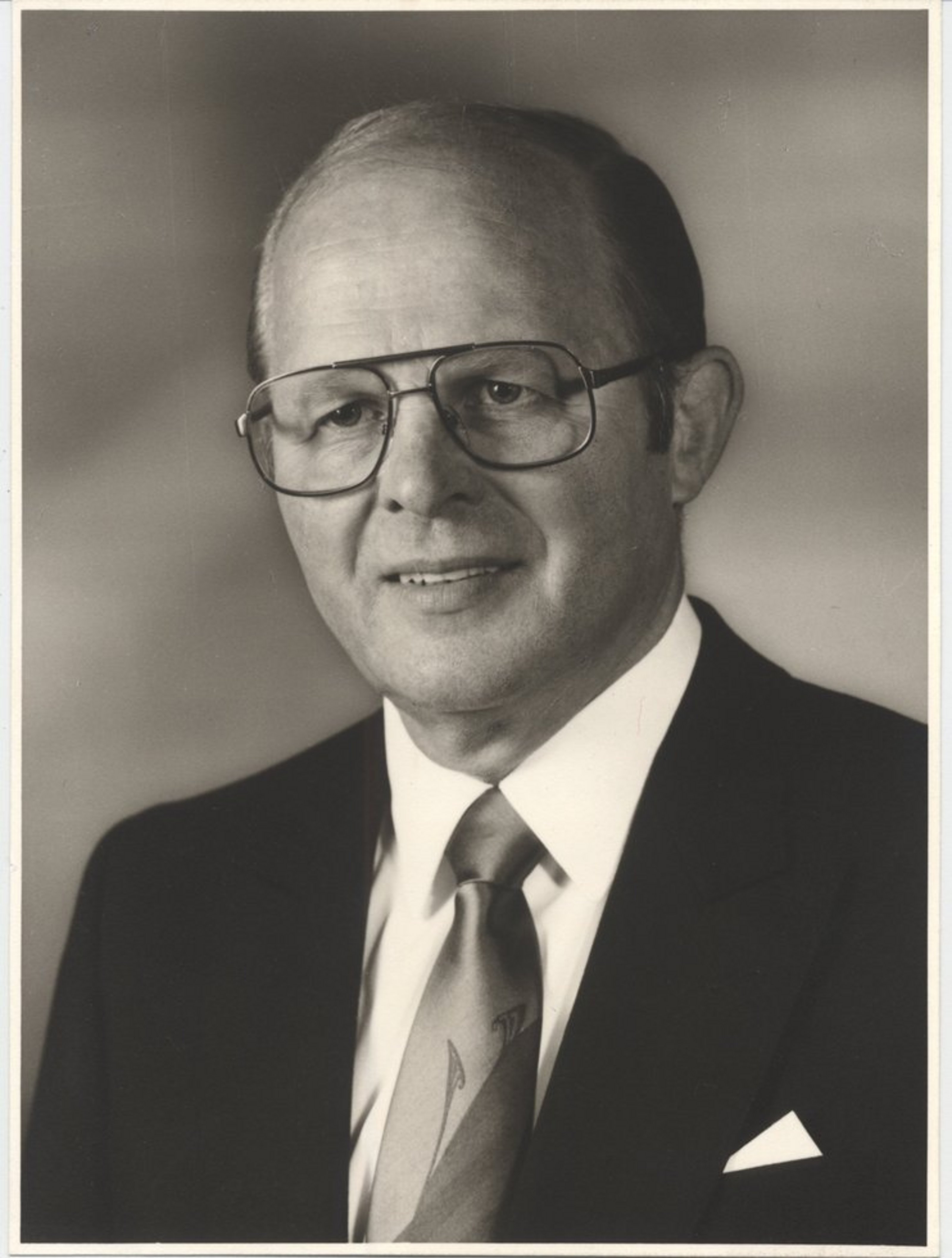 Mathias Goß, erster Oberkreisdirektor des 1975 neu gebildeten Kreises Coesfeld (Foto: Archiv Kreis Coesfeld). Portrait von Mathias Goß, erster Oberkreisdirektor des 1975 neu gebildeten Kreises Coesfeld (Foto: Archiv Kreis Coesfeld).