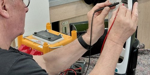 Ein Mitglied der Initiative "Nachhaltiges DAH" unterstützt bei den Reparaturen 