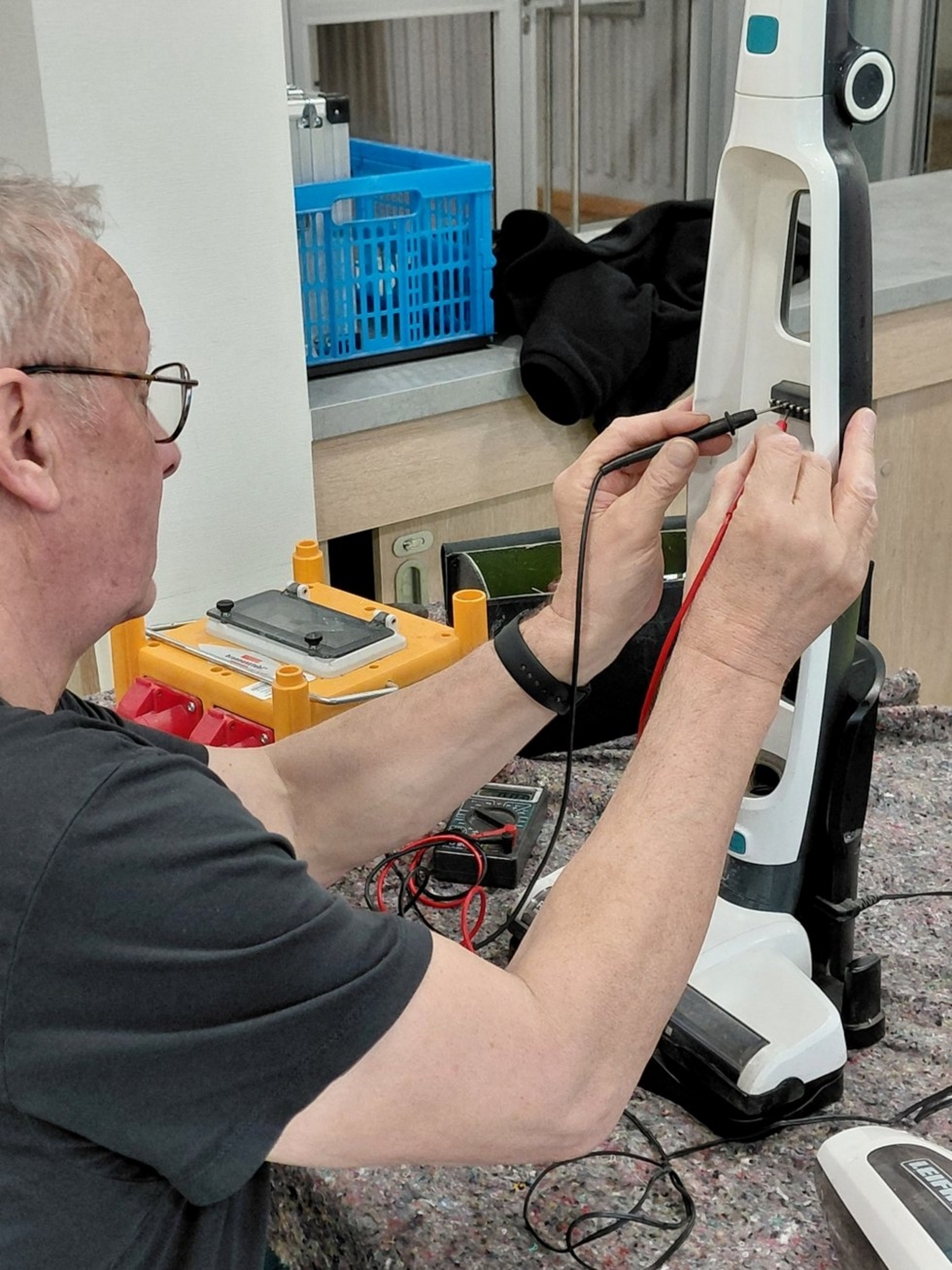 Ein Mitglied der Initiative "Nachhaltiges DAH" unterstützt bei den Reparaturen 