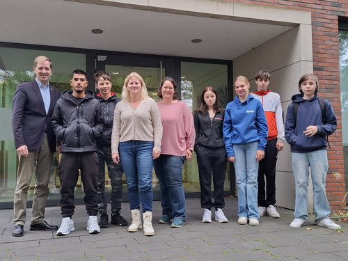 Landrat Dr. Christian Schulze Pellengahr mit Schülerinnen, Schülern und Begleiterinnen vor dem Kreishaus V in Coesfeld.