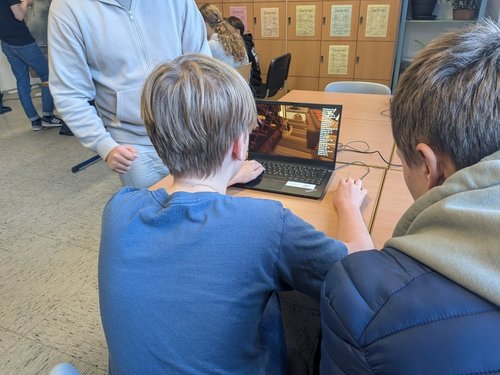 Ein Jugendlicher arbeitet am Computer. 