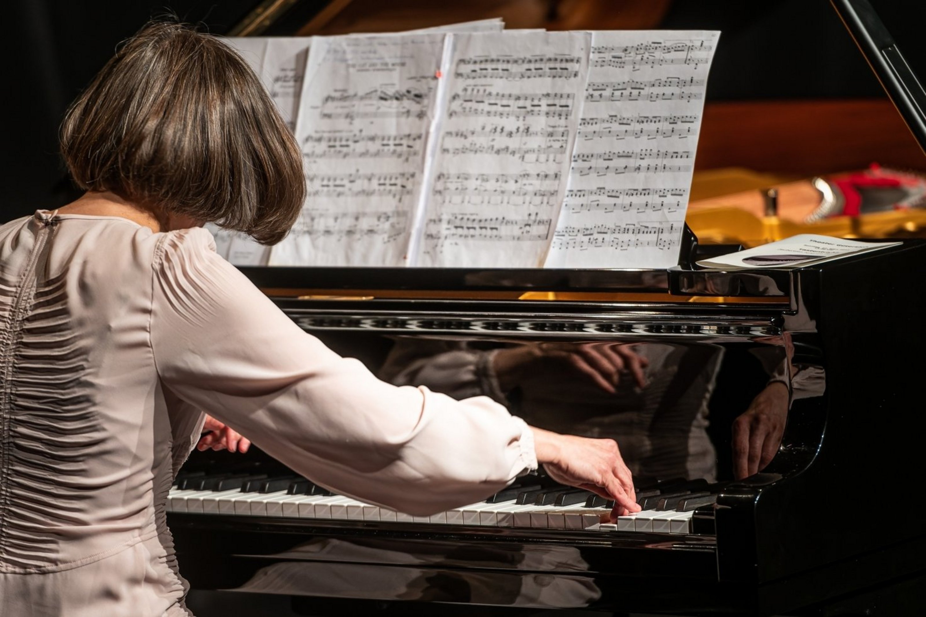 Eine Pianistin spielt bei dem Konzert Werke von Fanny Hensel