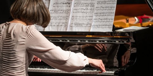 Eine Pianistin spielt bei dem Konzert Werke von Fanny Hensel