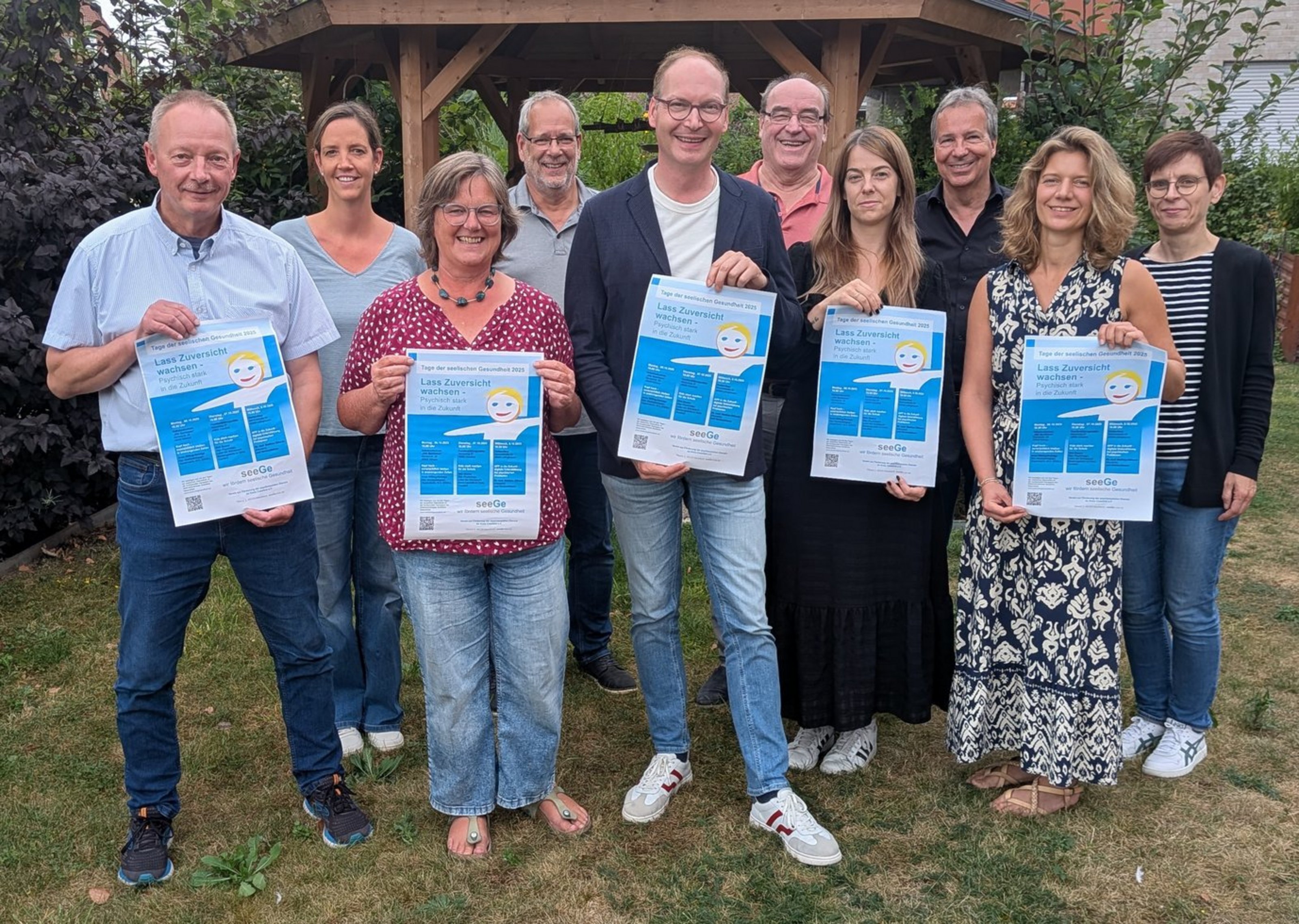 Gruppenbild des Vereinsvorstand mit dem Plakat zu den Tagen der seelischen Gesundheit.