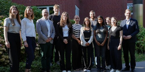 Gruppenfoto der neuen Auszubildenden des Kreises Coesfeld vor dem Kreishaus.