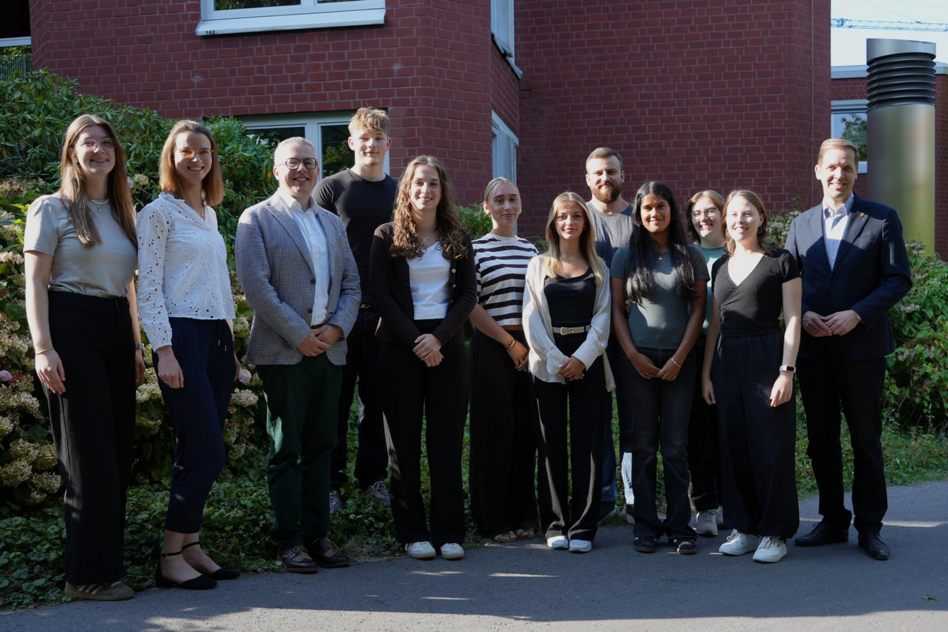 Gruppenfoto der neuen Auszubildenden des Kreises Coesfeld vor dem Kreishaus.