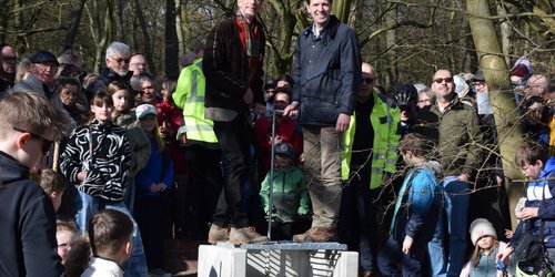 Landrat Dr. Christian Schulze Pellengahr und Benedikt Graf Droste zu Vischering öffnen vor zahlreichen Zuschauern den Schieber zur Außengräfte der Burg Vischering.