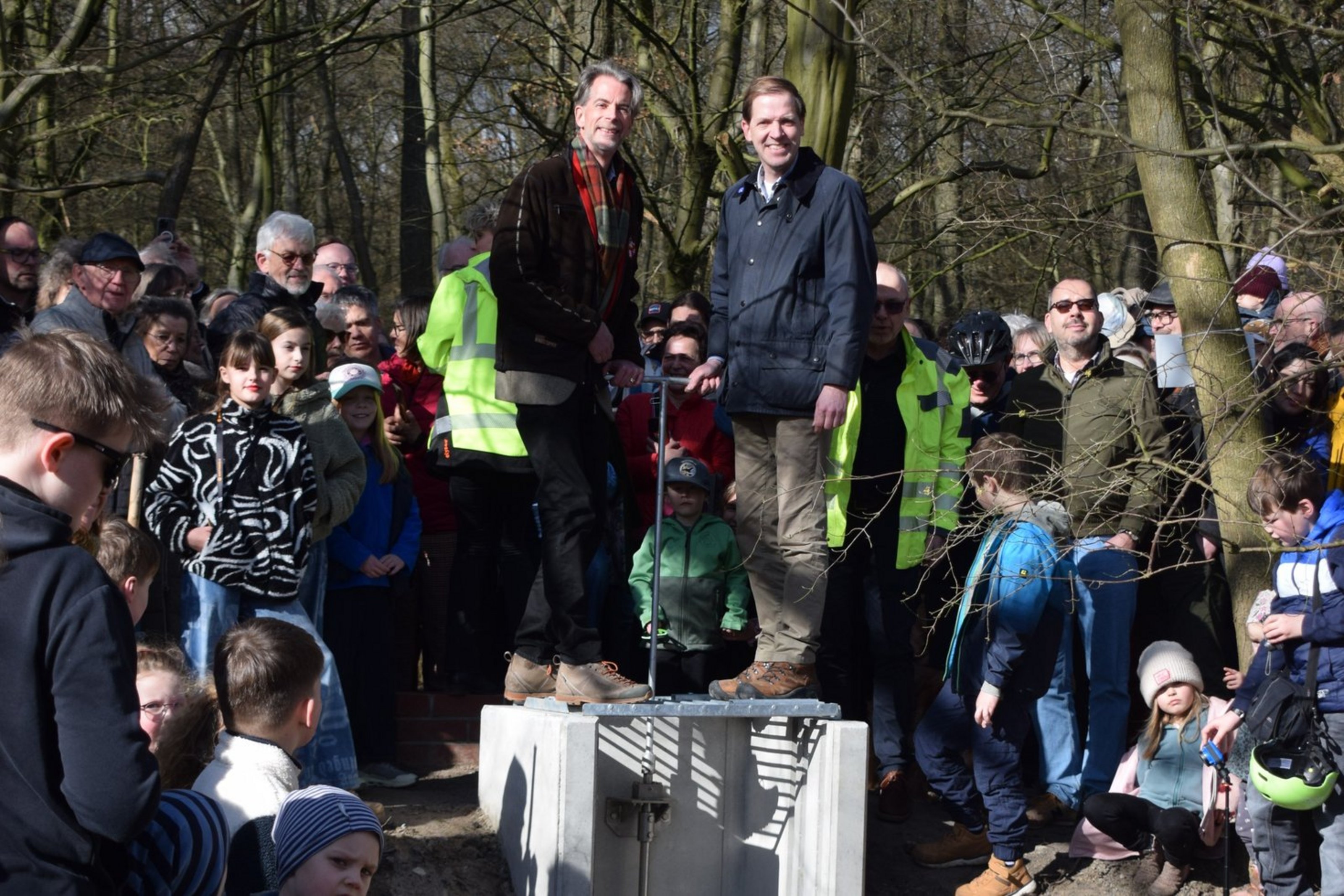 Landrat Dr. Christian Schulze Pellengahr und Benedikt Graf Droste zu Vischering öffnen vor zahlreichen Zuschauern den Schieber zur Außengräfte der Burg Vischering.