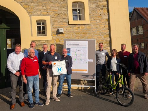 Vertreterinnen und Vertreter verschiedener Institutionen präsentieren gemeinsam ein Konzept zur Verbesserung der Mobilität in Lüdinghausen.