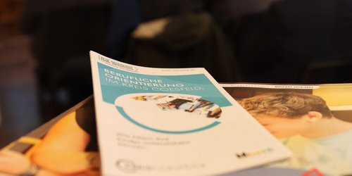 Informationsbroschüre zur beruflichen Orientierung im Kreis Coesfeld liegt auf einem Tisch bei einer Informationsveranstaltung.