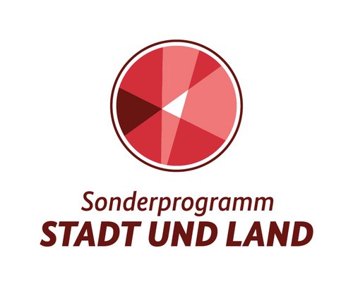 Logo des Förderprogramms „Stadt und Land“ mit rotem Kreis und stilisiertem Muster, darunter der Schriftzug „Sonderprogramm STADT UND LAND“.