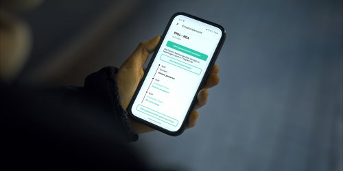 Man sieht ein Handy, auf dessen Display die corhelper App geöffnet ist.