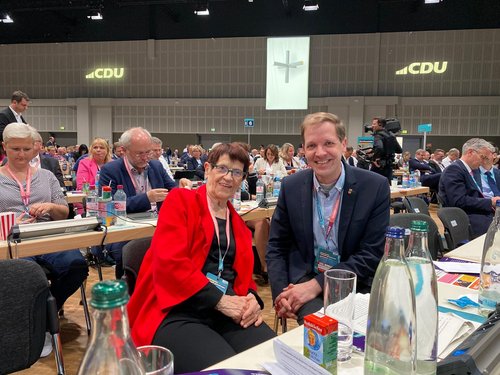 Dr. Rita Süssmuth und Landrat Dr. Christian Schulze Pellengahr sitzen nebeneinander und lächeln in die Kamera. 