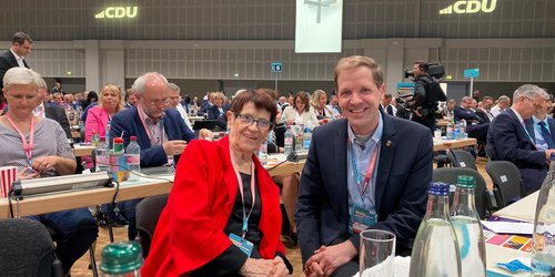 Dr. Rita Süssmuth und Landrat Dr. Christian Schulze Pellengahr sitzen nebeneinander und lächeln in die Kamera. 