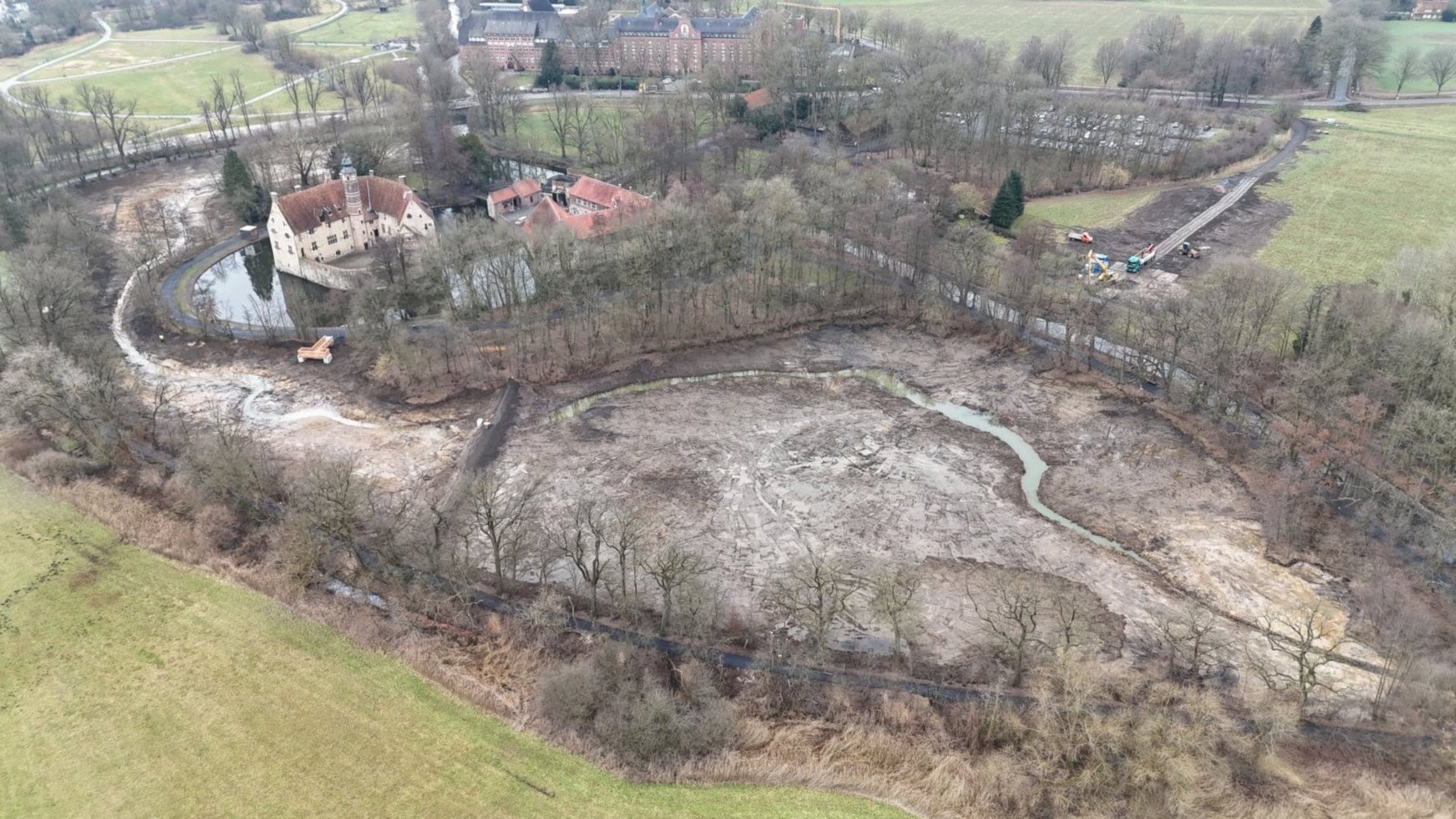 Eine Luftaufnahme zeigt eine Wasserburg.