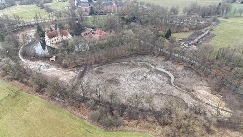 Eine Luftaufnahme zeigt eine Wasserburg.