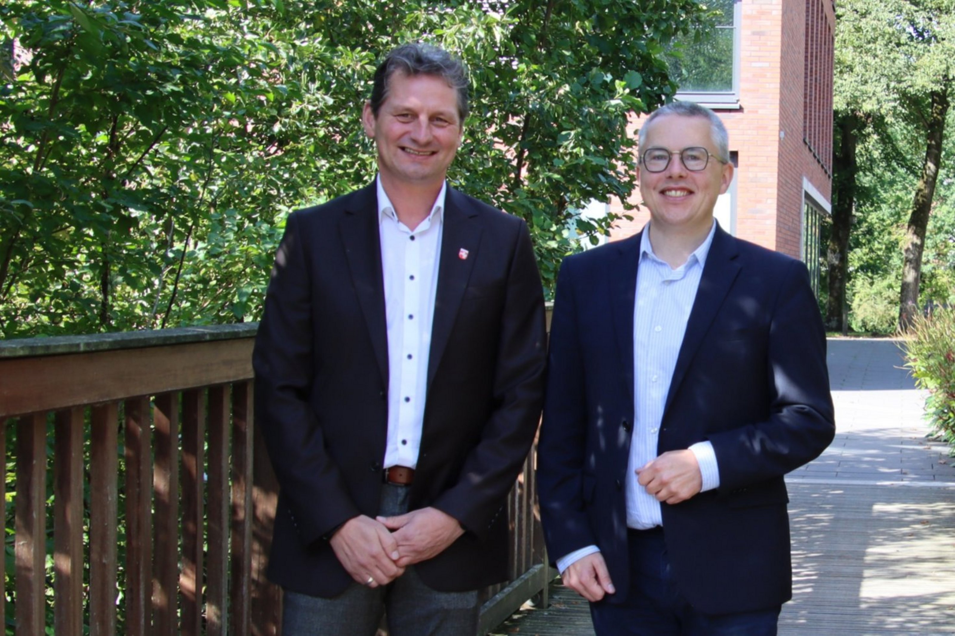 Erster Landesrat Patrick Bürger (links) mit Kreisdirektor Dr. Linus Tepe (rechts) auf dem Kreishauscampus (Bildquelle: Kreis Coesfeld)