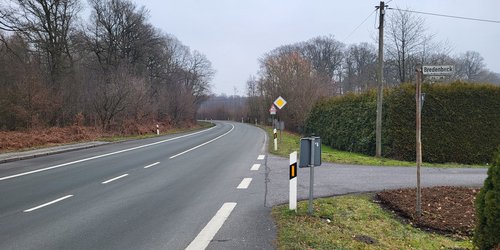 Blick entlang der Kreisstraße 60.