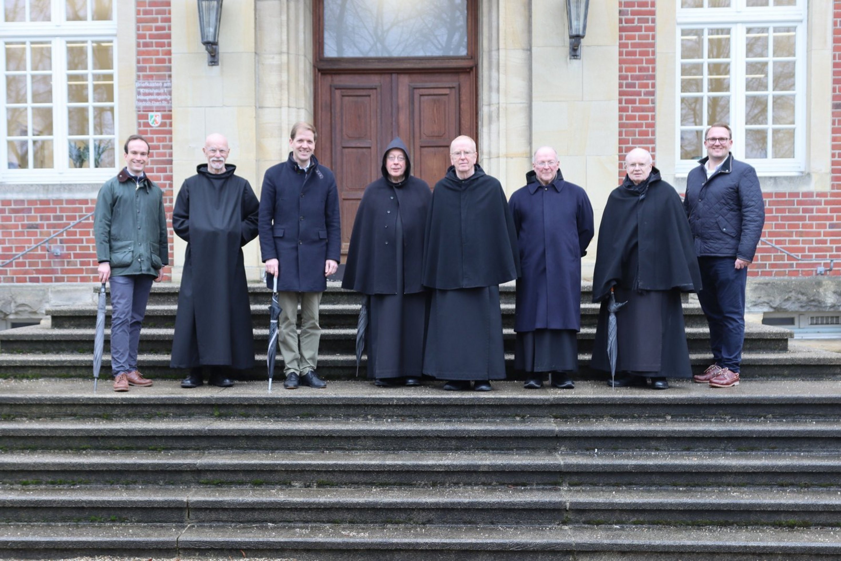 Landrat Dr. Christian Schulze Pellengahr steht mit mehreren Ordensmännern des Klosters Gerleve auf der Freitreppe vor dem Kreishaus.