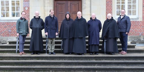 Landrat Dr. Christian Schulze Pellengahr steht mit mehreren Ordensmännern des Klosters Gerleve auf der Freitreppe vor dem Kreishaus.