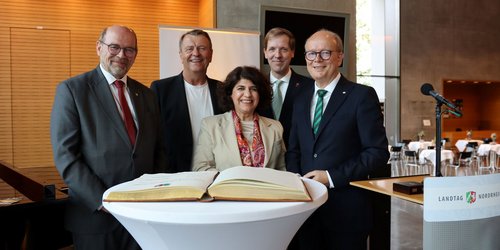 Fünf Personen stehen nach einem Eintrag ins Goldene Buch des Kreises Coesfeld nebeneinander und blicken in die Kamera, darunter Landrat Dr. Christian Schulze Pellengahr sowie Vertreterinnen und Vertreter des Landtags Nordrhein-Westfalen.