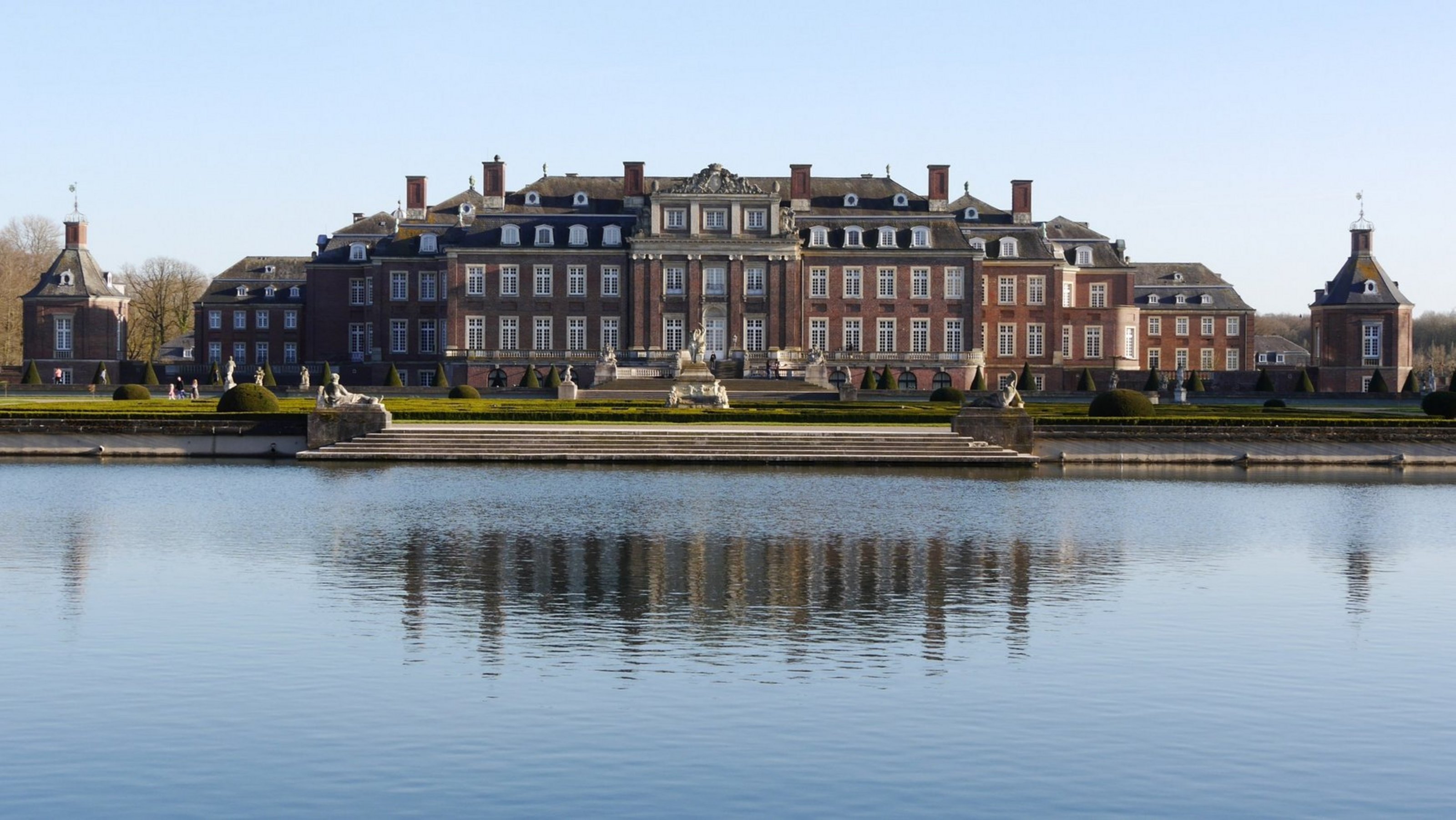 Schloss Nordkirchen (Foto: Kreis Coesfeld) Ein Barockschloss steht am Wasser.
