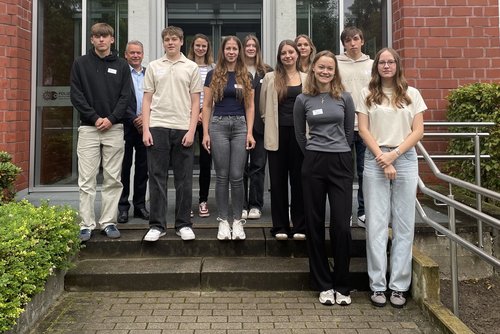 Gruppe junger Menschen steht zum Ausbildungsstart vor dem Gebäude des Kreises Coesfeld.