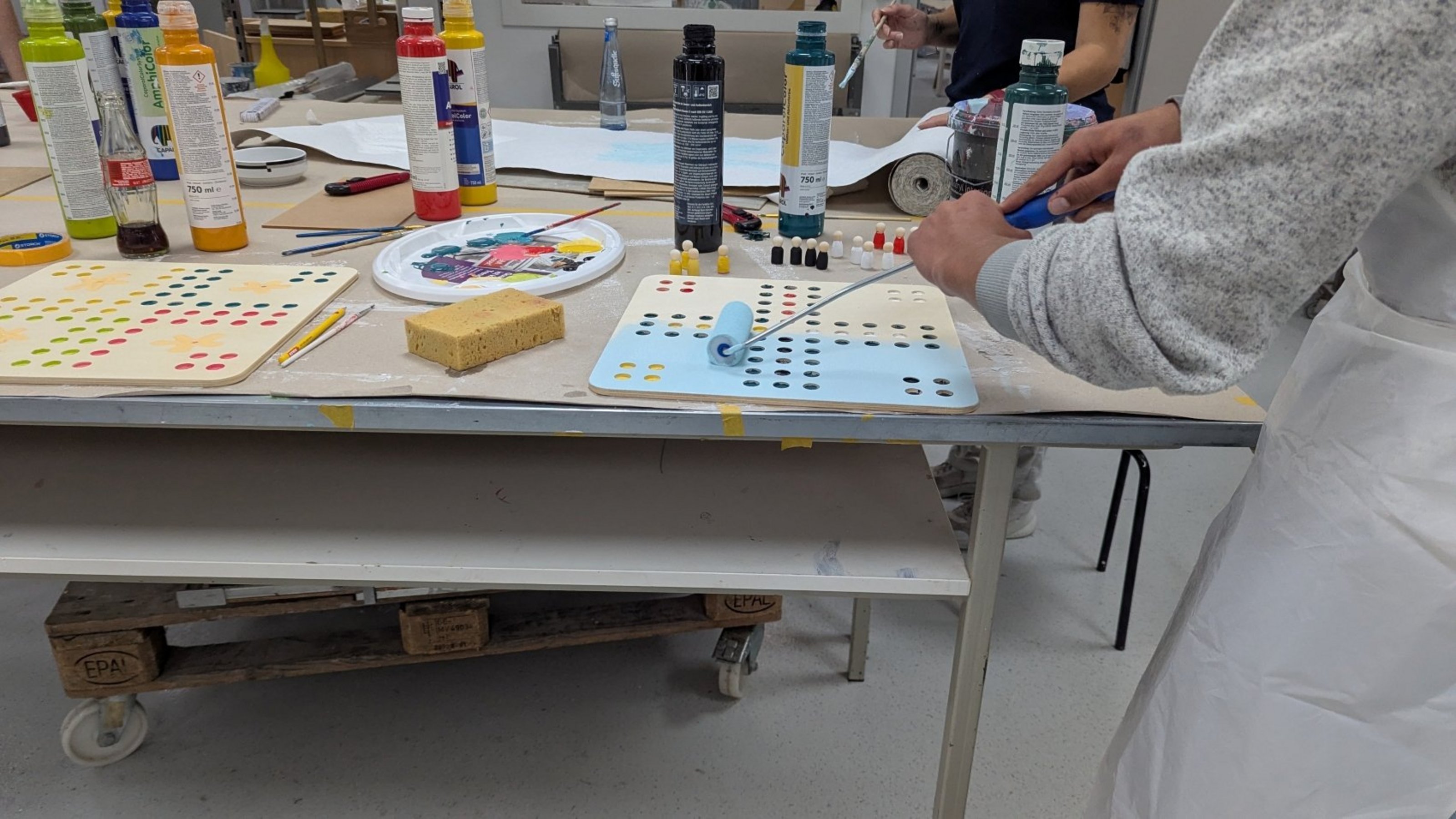 Ein Würfelbrettspiel entsteht in der Handwerksbildungsstätte Coesfeld