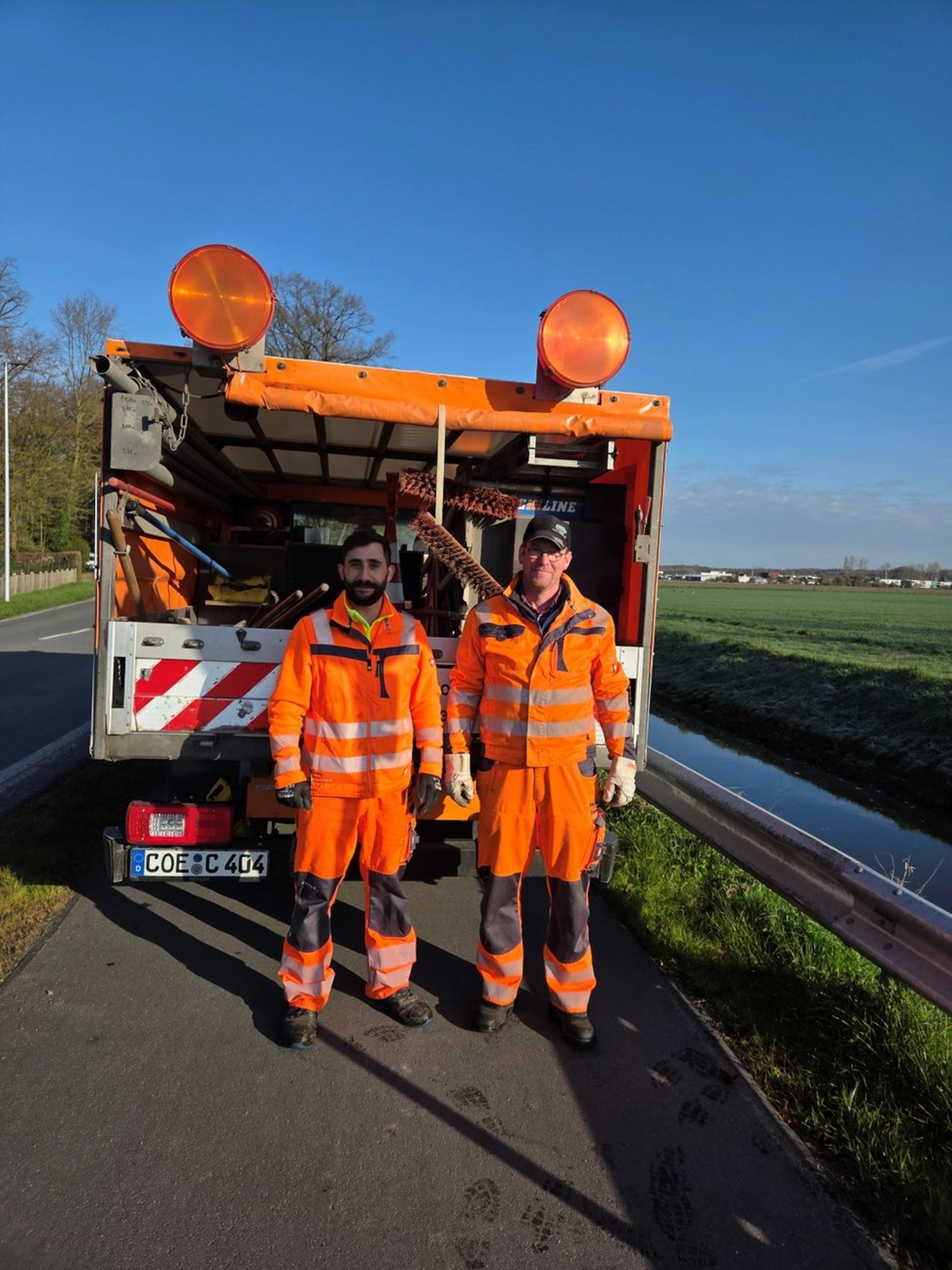 Herr Kharmanda (linhks) und ein Bauhof-Kollege im Einsatz 