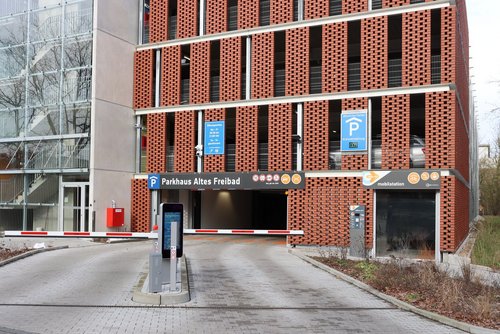 Fassadenansicht des Parkhauses "Altes Freibad"