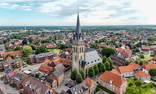 Man sieht von oben eine Kirche mit hohem Kirchturm.