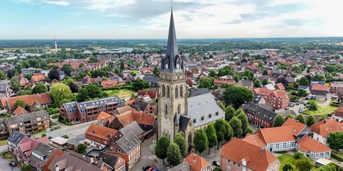 Man sieht von oben eine Kirche mit hohem Kirchturm.