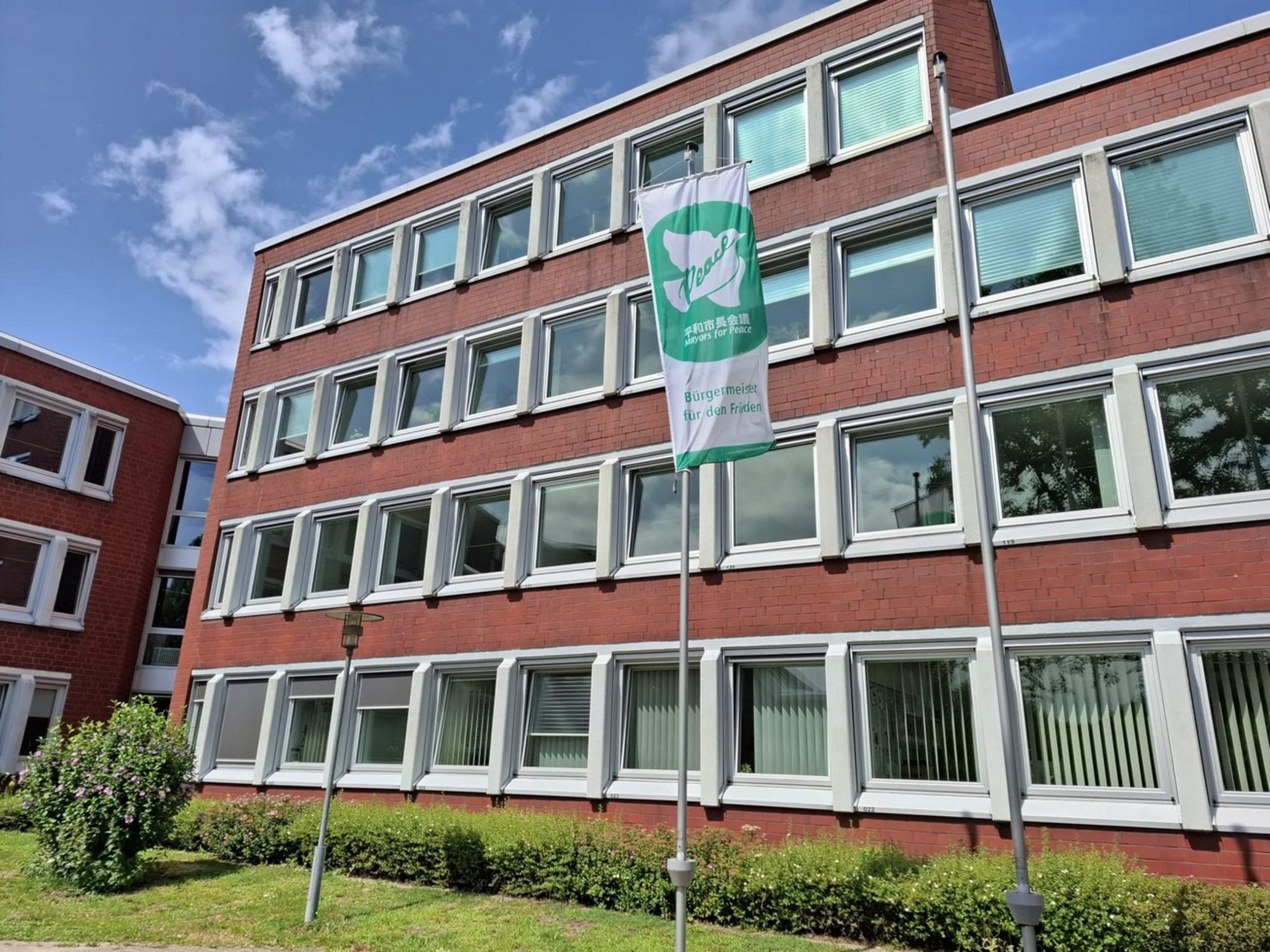 Vor dem Kreishaus I in Coesfeld weht die Flagge der „Mayors for Peace“.