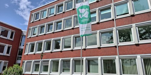 Vor dem Kreishaus I in Coesfeld weht die Flagge der „Mayors for Peace“.