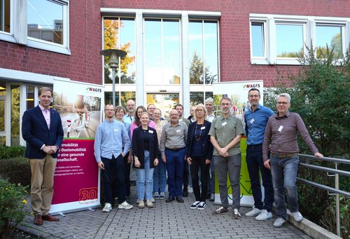 Dr. Christian Schulze Pellengahr und Mitglieder der AG „Kreise in der AGFS NRW“ stehen für ein Gruppenfoto vor dem Kreishaus in Coesfeld.